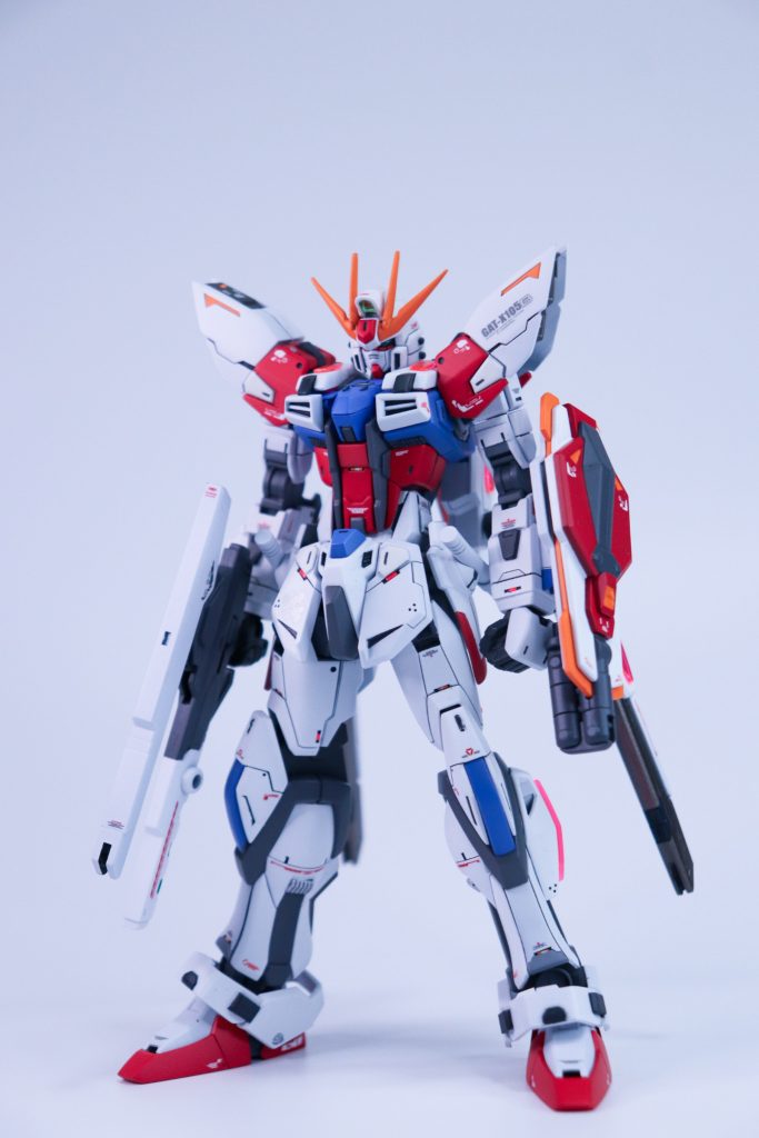 スタービルドストライク本体ほとんどキットのままですがお腹と足の関節で延長してプロポーションをいじってます。