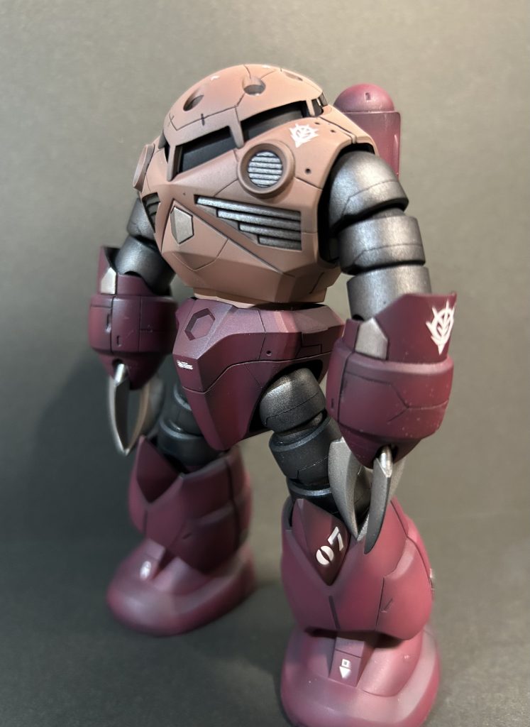 機体番号のデカールが無いので、アクセントとして07だけ大きめに貼り付け。今、話題のズゴック。だいぶ前から作ってましたが、塗装前の段階で放置。重い腰を上げて再開したら、アスランが乗っててビックリ。ゴテゴテしすぎないようにシンプルに、かつ目立たせるところはバシッと入れる、を目指しました。ディティールアップは皆様の作例を参考にさせて頂きました。RGもカッコいいけど、シンプルなHGの方が遊べますね。イメージ通りに完成して、お気に入りの一体です。■製作期間忘れました…■開発担当組立て:父塗装:父ディテールアップ:父■塗装メモ赤:下地ブラック→C.シャアレッドピンク:下地ブラック→C.シャアピンクグレー:下地ブラック→G.スターブライトアイアントップコート:C.スーパースムースクリアつや消し■ディテールメモプラ板加工スジ彫りデカールモノアイ:メタルパーツ+クリアパーツ