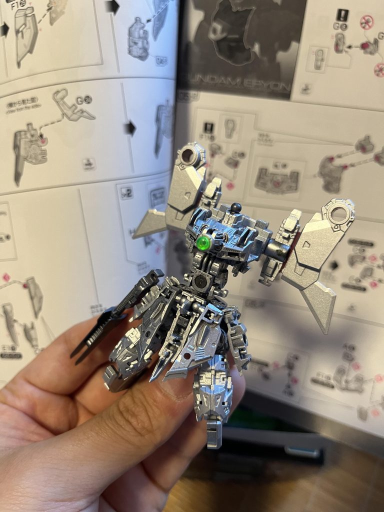 フレームだけが難しかったので途中状態ですが、シルバー9割、ガンメタ1割ぐらいになってます。