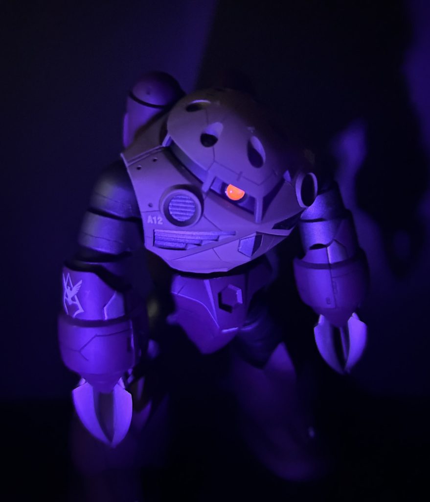 暗闇に浮かび上がる機体、不気味さも3倍…