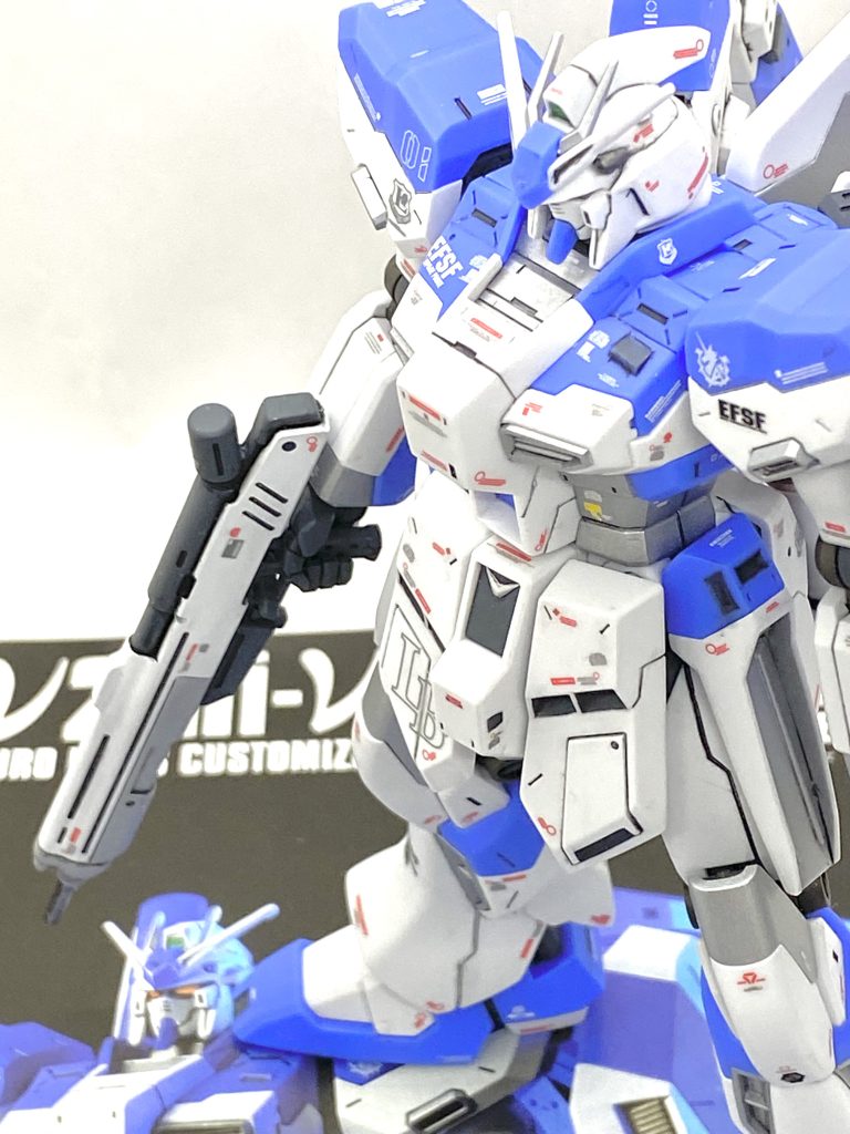 最後は説明書と。Hi-νガンダムはRGが傑作で今のご時世でHGUCを作る人は少ないから参考にならないかもしれませんが(笑)意外と再販されるのからか店頭でもよく見るのでセイラマスオ先生みたいに顔、膝、腕の付け根だけでも改修すればかなり良くなると思います。武器意外にほぼ合わせ目のないパーツ分割、青の成型色の綺麗なパステルカラー、適度に入ったディテールは15年前に出たキットとは思えないほどで最新キットにも引けを取らない組みやすさはありました。公式設定の細身のHi-νガンダムもHi-ν記号であります機体カラーの「白と青」の2色を基調とし背部中央にスタビライザー、その左右にファンネルラック、その下にスラスターとプロペラント兼補助スラスターユニットという構成は共通ですし二基のファンネル・ラックにフィン・ファンネルを片方3基ずつをラックから吊り下げるように懸架する事で翼を模したような姿のカッコ良さはウイングゼロやストライクフリーダムにも負けていません。Hi-νガンダム専用のデカールがあるというのは本当に作るのを待った甲斐があり、この機体も作って良かったと思いながらナイチンゲールやサイコドーガも作っていつかは一緒に並べたいですね。ご覧して頂きありがとうございました。