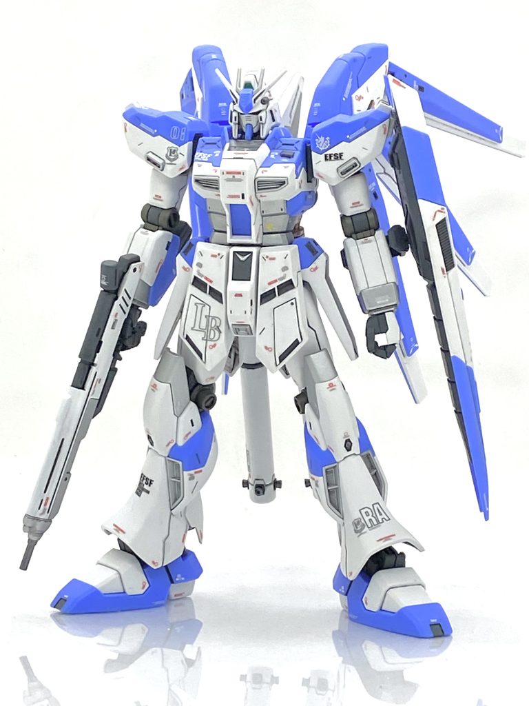 HGUC Hi-νガンダムを成形色仕上げ＋αで作ってみました。これはAVALANCHE様主催の俺達のアムロとシャアというⅩ上のイベント用に作りました。このイベントはアムロとシャアという宇宙世紀最大の英雄達の愛を感じる作品が集うイベントで自分はどちらにするか迷ったのですが・・・初めて見たファーストガンダムの再放送でアムロに非常に好感が持てたのでアムロ陣営に参戦することにしました。ただ、アムロの乗機はガンダム、ディジェ、ゼータプラス、リガズィ、νガンダムと映像上や設定で乗っていてキット化されて作ってないのはリックディアス(赤)ぐらいで当初は逆襲のシャアの最後からコズミック・イラに転生したアムロの為にブルーコスモスがキラやアスランを抹殺する為に用意したνガンダムカラーのフリーダムの改造型にしようと思ったのですが映画をやったので野暮になるから止めました(笑)。リックディアスか旧HGUCのガンダムにするか？と思ったのですがHGUCのHi-νガンダムが表面処理が終わった状態で袋に入っていて「これなら楽出来る！」と思い、チョイスします。セイラマスオ先生のムックで改修ポイントが出ていたので出来る所だけ真似してRGに引けを取らないHi-νガンダムを目指します。