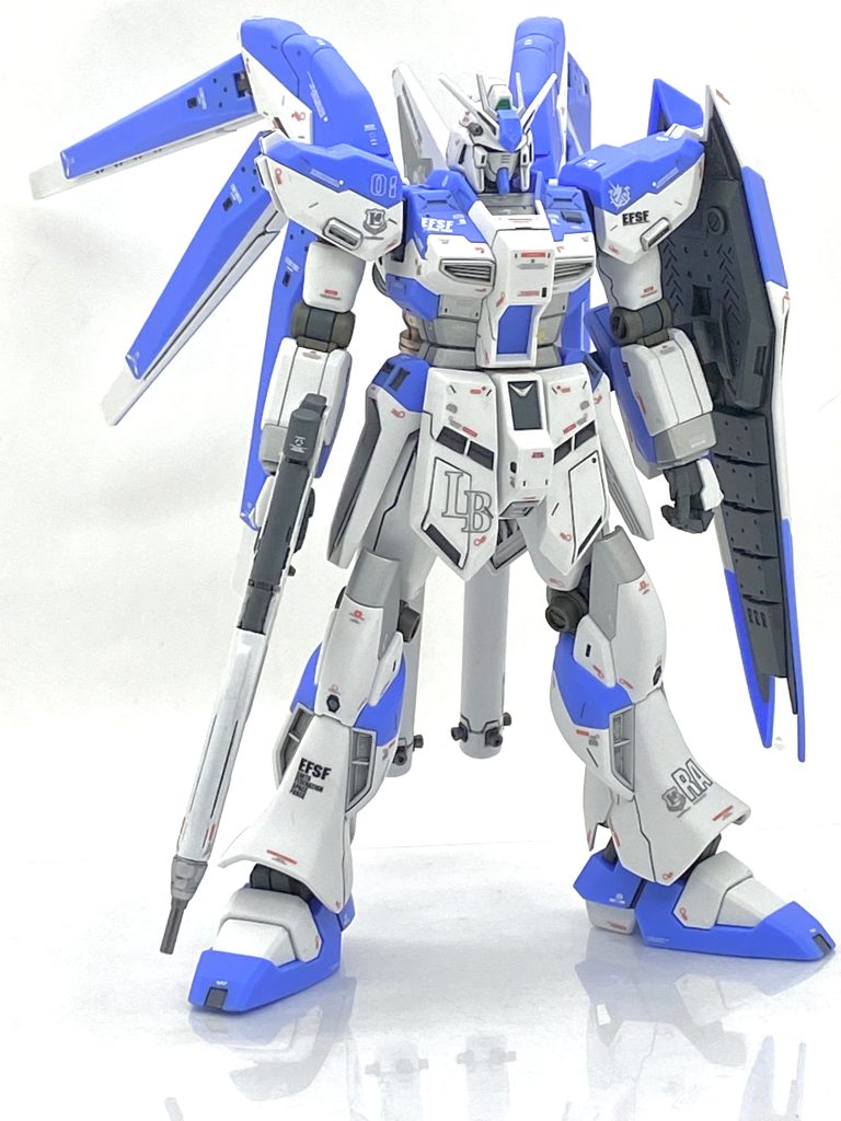 ライフルとバズーカの塗分けは本当に大変でマスキングと筆塗りの併用で何とか仕上げました。デカールはまずはRGHi-νガンダム用のを使うのですが・・・サイズが微妙に違う箇所が多くそのままだと貼れませんからカットして貼りました。Hi-νガンダムは小説版『ベルトーチカ・チルドレン』に準じる設定(劇場版のνガンダムに相当する全く同一の機体)とνガンダムの改良発展型とする設定(急造されたνガンダムと異なり十分なテストを重ねて完成された改良発展機という機体)という二つの機体設定があるのですがどちらとも取れるマーキングにしました(ロンドベルのマーキングはユニコーン版などと微妙に違います)。コーションデカールは最初はVer.Kaの説明書を見ながら貼りましたが・・・それでも物足らないから結局は200枚はいく量になってしまいペーネロペー程ではないにしろ頑張ってしまいました。ただ貼るより如何に設定通りにマーキングを貼るか？の方が遥かに難しく、これは自分もまだまだ研究する余地があると思いました。