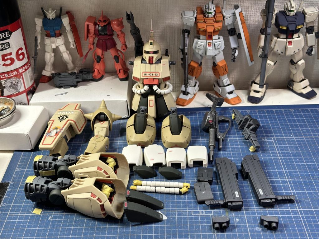 数年前にスミ入れまでやっていたので、１度バラして、ザクマシンガンの塗装(タミヤスプレーのライトガンメタル)と全体のツヤ消しトップコート、そして、キット付属のガンダムデカール、シール、別売の水転写デカールでマーキングしました。