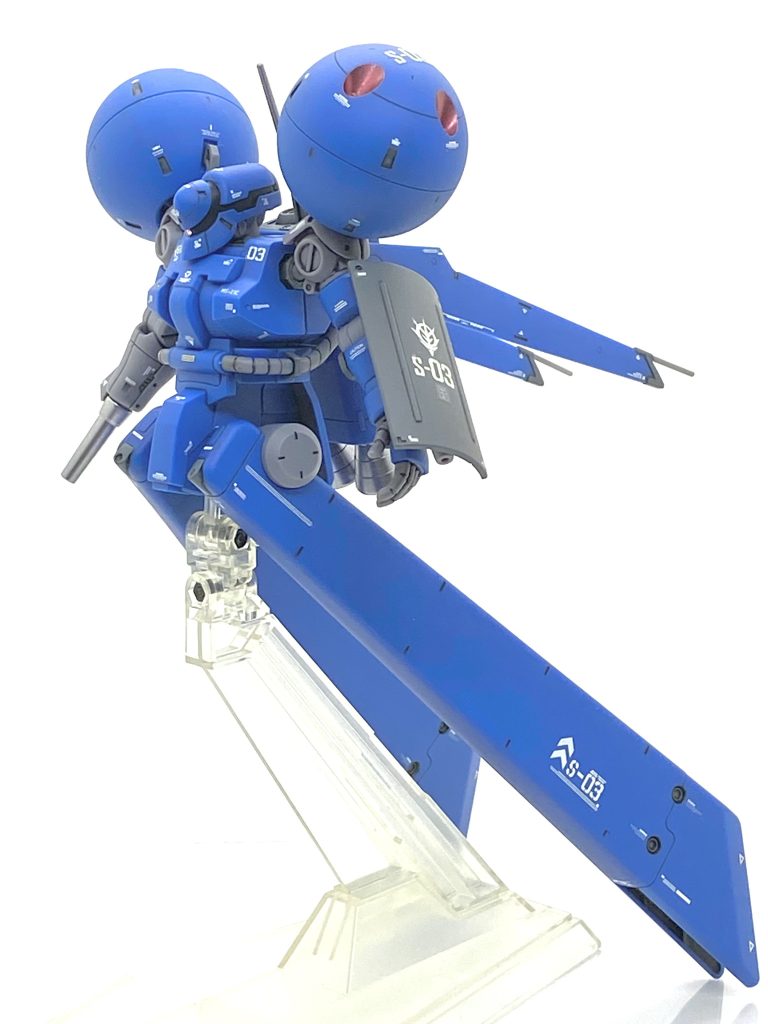 HGUC ドラッツェを成形色仕上げ+αで作ってみました。これはnaga様主催の春のプラモデル展示会というⅩ上のイベント用に作りました。このイベントはパチ組みでも参加が大丈夫な簡単レギュレーションで主催者のnaga様には日頃からお世話になっているので喜んで参加する事にします。ただ、今年に入ってからはジム・クゥエル、ペーネロペー、Hi-νガンダムと全てネット、リアル共々のイベント用に作った物で結構タイトなスケジュールで作りましたから心身共にきつかったからそんなに難しくない物を作りたかったのですが・・・三週間ほど時間があったのでそこそこ難しいのも作れるので考えます。作りたかったのはドム・トローペン、GP03ステイメン、リゼル、ズザ、ジーラインスタンダードアーマーそして、このドラッツェでしたが・・・暫く連邦系が続いていたのでジオン系をチョイスし、ズザはパチ組みがまだ済んでなく、ドム・トローペンは一部パーツが無かったので(後日見つかったので次に作ります)、それでドラッツェに決めたのです。ただ、あんまり活躍したイメージが湧かないのですが・・・(笑)。