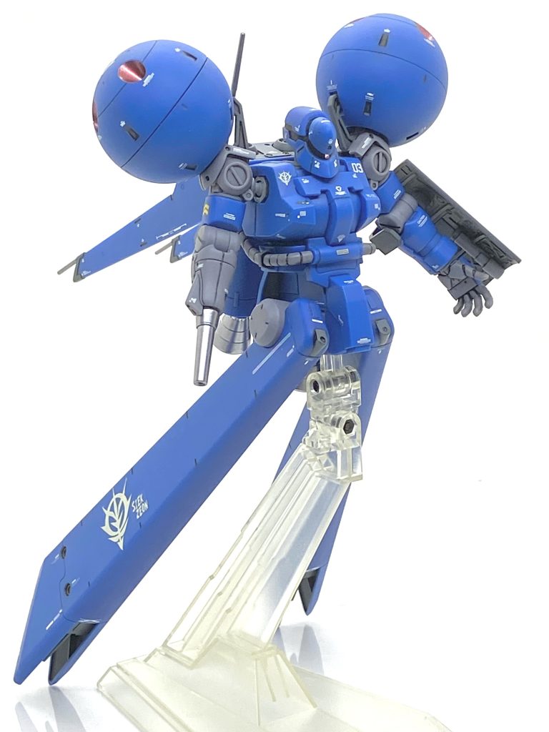 デカールは自分の中の定番のHGのシナンジュ用がメインですが・・・古いジャンクデカールは今でも山ほどあるのでそれを使う為に見定めました。特にジャブロー攻略作戦 水陸両用モビルスーツセット用のが大量に余っていたので(水中用のがほぼ作っている上に古めのデザインが多くて使い辛い)、S-03の機体番号やバックパック、腕の一部などにそれらのデカールを使い、無駄にしなくて済みました。使うと違和感もほぼ無く、良いアクセントになります。形式番号はキット付属のシール、右足のジークジオンのマークは電撃ホビーの昔の付録のシールで公国残党軍らしさを出してます。クリアーも一日で全部吹き終わり、久しぶりに2週間も掛からず完成しました。