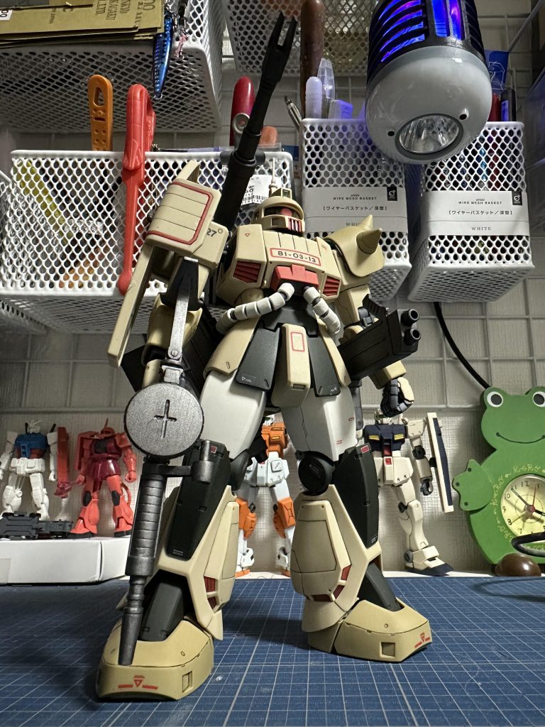 設定画のようにビッグガンを片側だけ前に向けています。