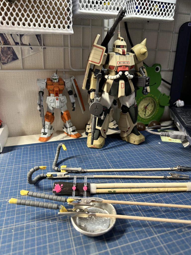 MGザク系のキットを組むときは、まずは(1番作るのが面倒な)動力パイプをやってしまいます。マシンガン&バズーカとモノアイのレンズの塗装も済ませてしまいます(ガンダムマーカー使ってるので乾燥に時間がかかるから&次は武装とヘッドパーツをやるため)。