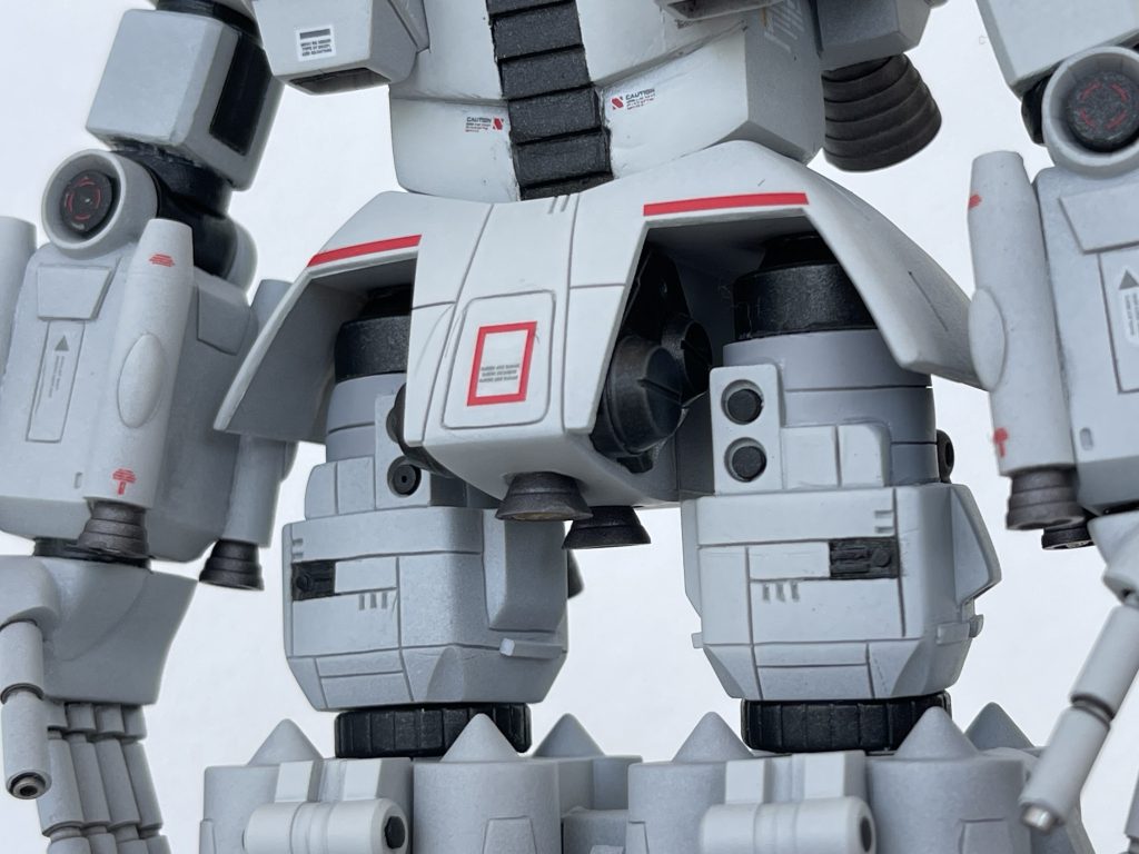 スカートの内股部分もグフ・フライトタイプの余剰パーツを貼り付けています