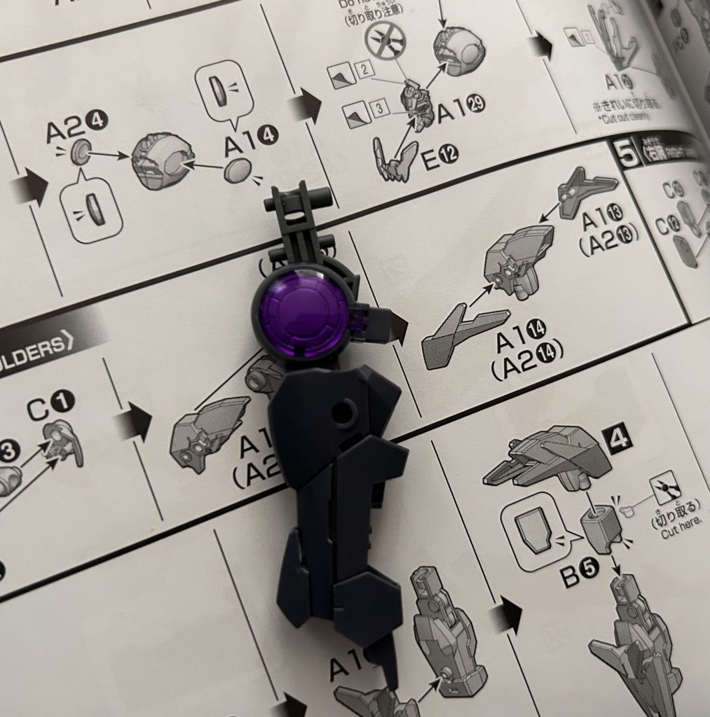 クリアパーツの裏はガンダムマーカーメッキシルバーを厚塗りしてテカテカにして組み立てました。