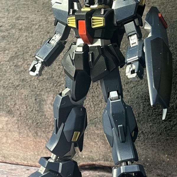 1ヶ月ぶりの制作になります。ガンダムベースに行ったお土産とのことで賞味期限はないですが、せっかくいただいたものなので積まないためにもサクサクっと作業しました。 あとは、頭部とデカールのみ。全塗装ですが、ここまで2日で進めております。 塗っていないものと大差は感じないかもしれませんが、ゲート跡やメタリック色のウェルドラインがないのが塗装品の特徴になりますね。