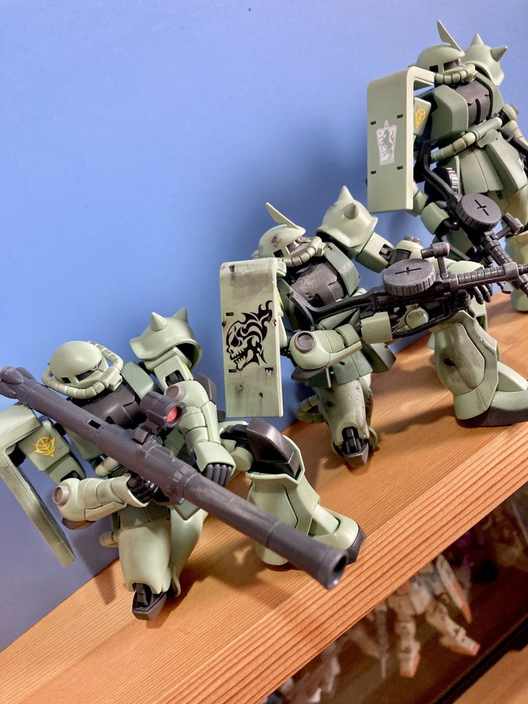 我が家のザクさん達。ツノ付きが2体いますが別々の時期に作りましたし他の部隊のザクと言う事で