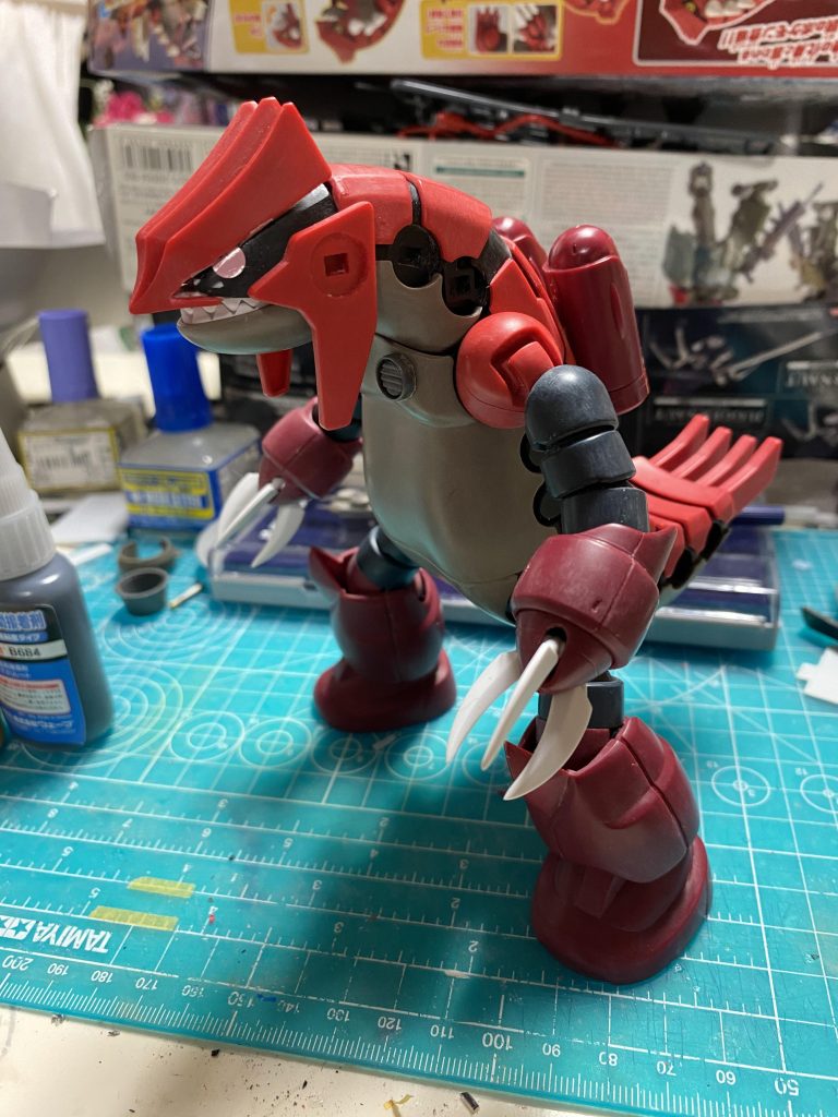 ズゴックの手足、パックパックをペーパー掛けして、謎のボディとミキシング。ほぼ形でてます。