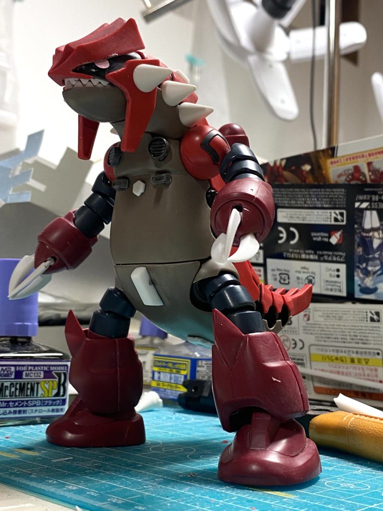 胸にダクトとコクピットハッチ、股間に出っ張りを追加