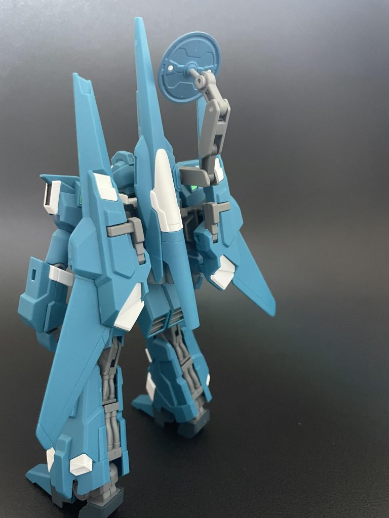 後ろ姿。レドームの接続はプラ棒を切って作成。ある程度自由に位置を変えられます。