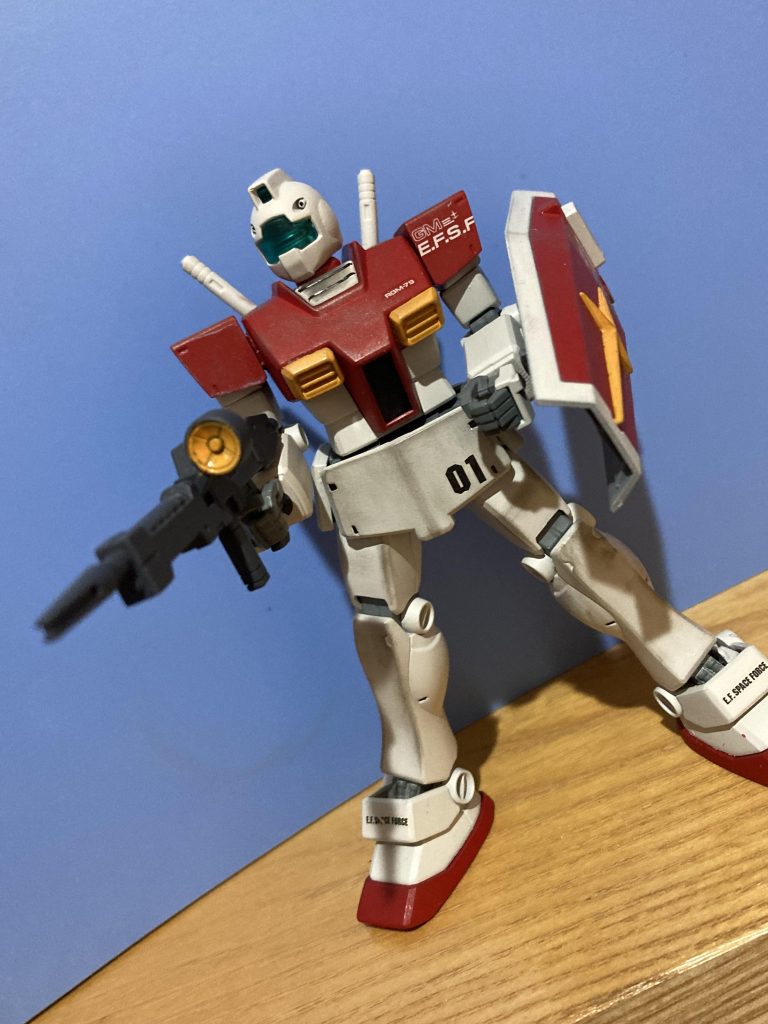 指揮官仕様と言う事で無印ジムもビームライフルも撃てるみたいなのでビームスプレーガンではなくビームライフルを持たせてます。胸のダクトも別パーツ