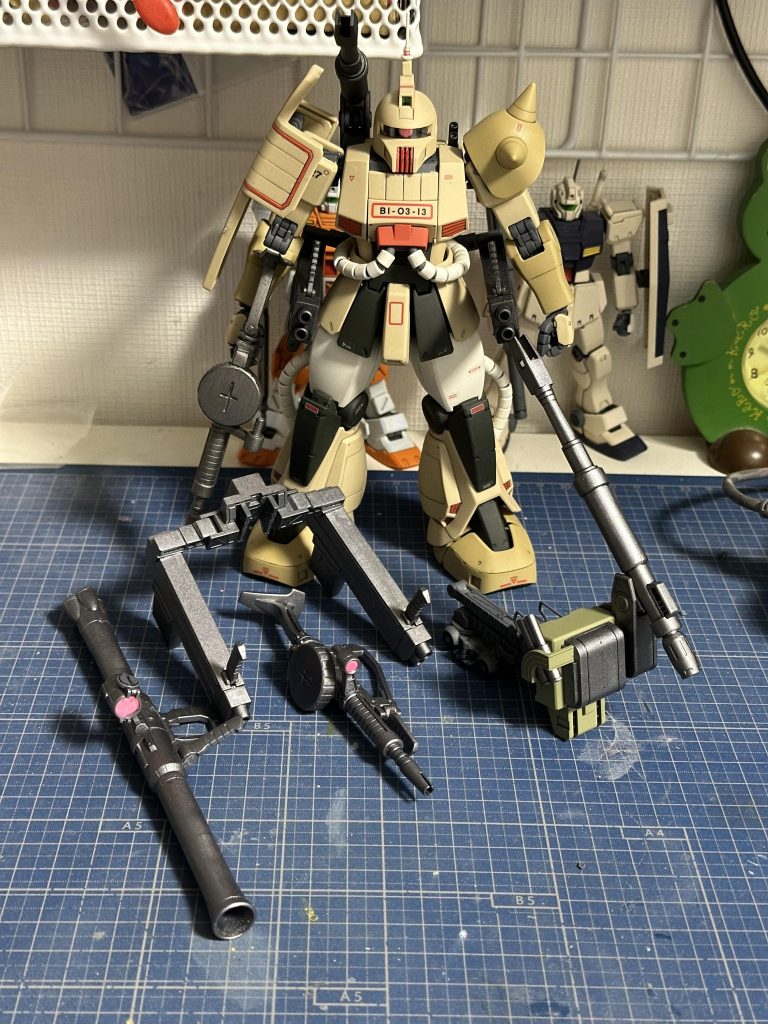 動力パイプの後は武装類をやってしまいます。ザクマシンガン・ザクバズーカ・ビッグガン・キャノン砲・ディスチャージャー・キャノン砲のマガジンはタミヤスプレーのガンメタルを吹いてから、ツヤ消しトップコートを吹いてます。