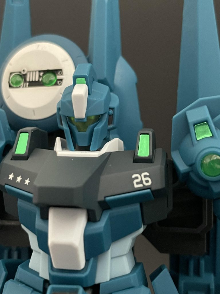 胸のデカールはMSVを意識して貼ってみたつもりです。そしてメガビームランチャーの代わりにビルダーズパーツのレドームをつけてみました。