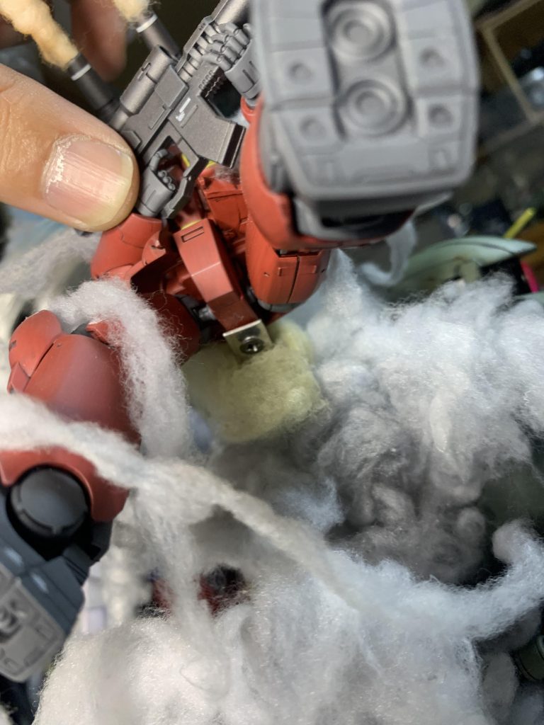 ガンキャノンはアクションベース用の穴に綿で隠したアルミ板をビス止めしていました。