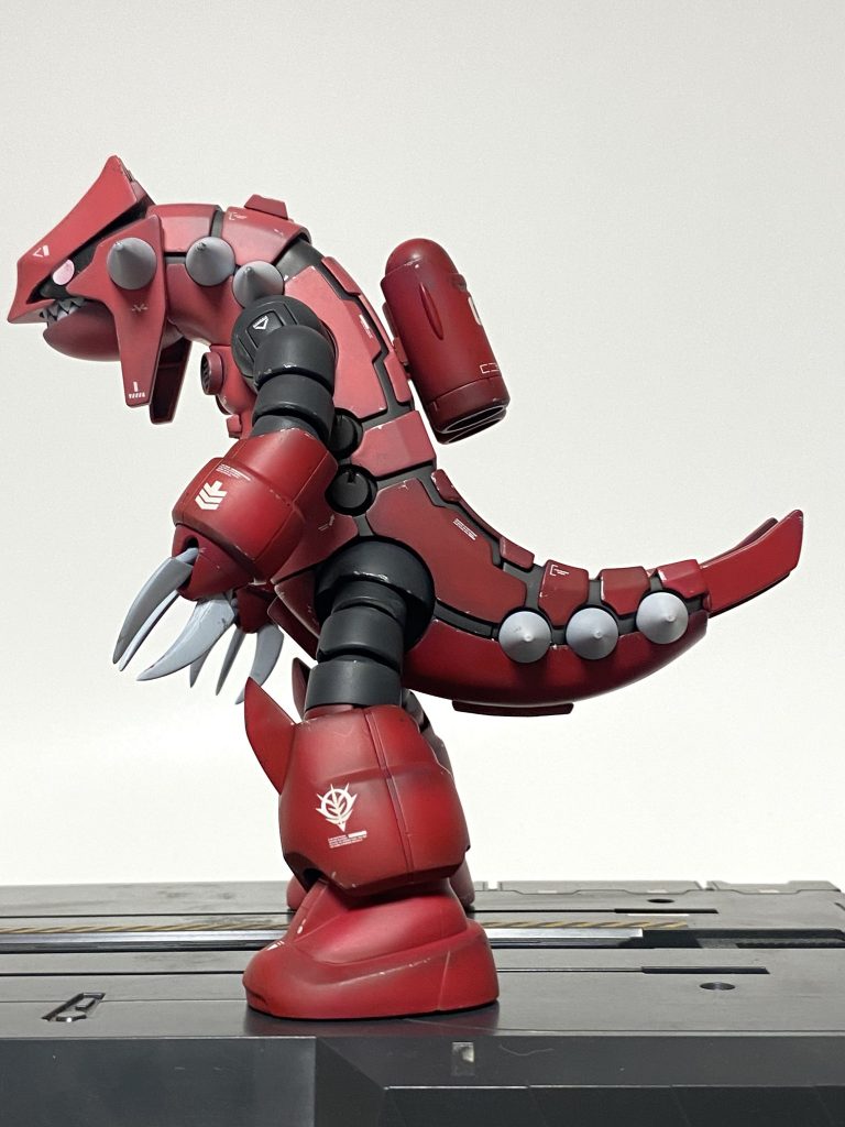 横から。 見事なS字立ち。と言うかボディがS字……