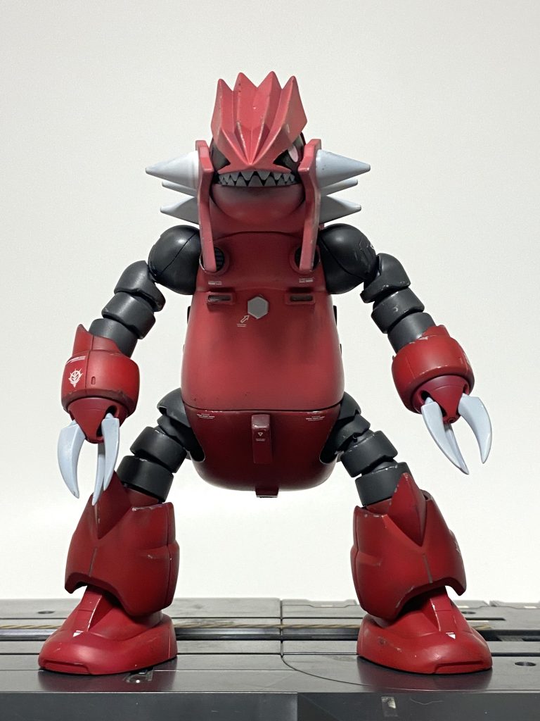 正面から。どうにもモビルスーツかどうかさえ怪しい。歯に見える部分は開発者は「シャークマウス塗装だ。」と言い張っているが時々、うっすら開くらしい。