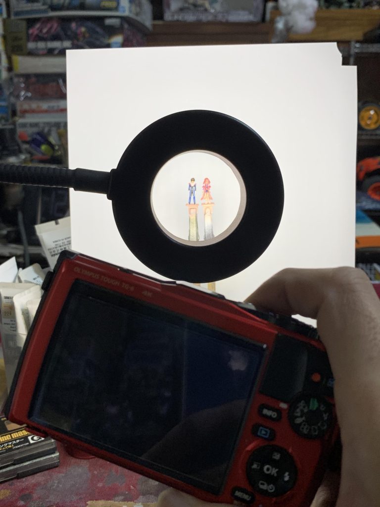 撮影と筆塗り時にはリングライトが大活躍。筆塗りのとき、手元を明るくするだけでかなり見えるようになるので、私の場合は拡大鏡はいりません。画像はオリンパスのtg-6で撮っていますが、超接写と顕微鏡モードがあるので小さいものでもきれいに撮れます。この時、被写体に寄ると(1〜3センチ距離)暗くなるのでリングライトの穴から撮影してます。