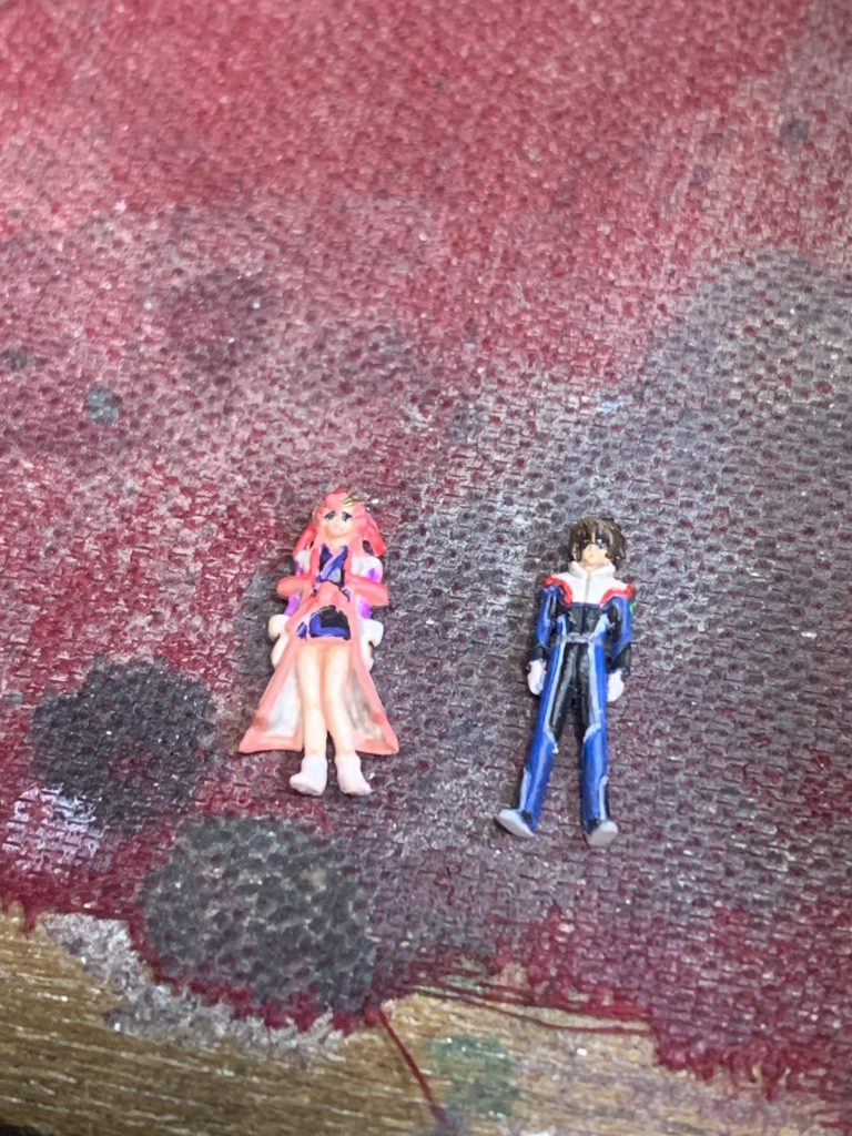 台座も模様を入れたいのですが、人間が邪魔で塗りにくいので一旦切り離し。で、1ミリプラ板で同じような形の台座を作って、それに模様を入れてから台座と人間を接着しています。足裏に0.4ミリ穴を空けて金属軸を入れてから台座に接着しています。