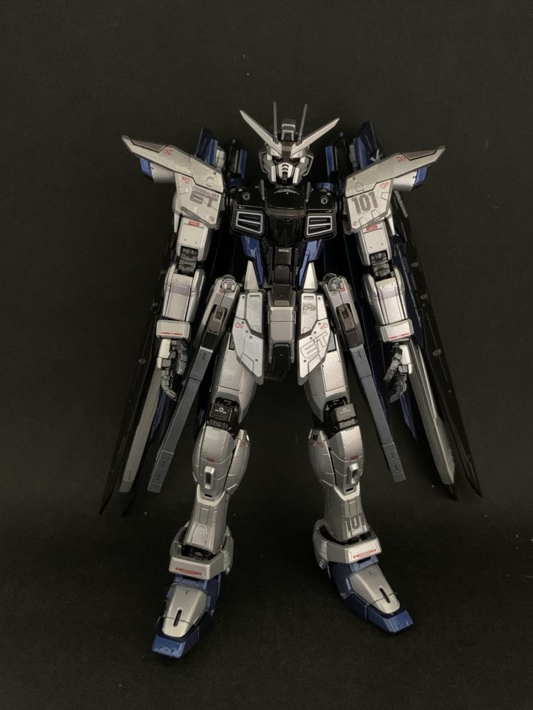 RGフリーダムの基本色はメタリック系のディアクティブモードカラーです。