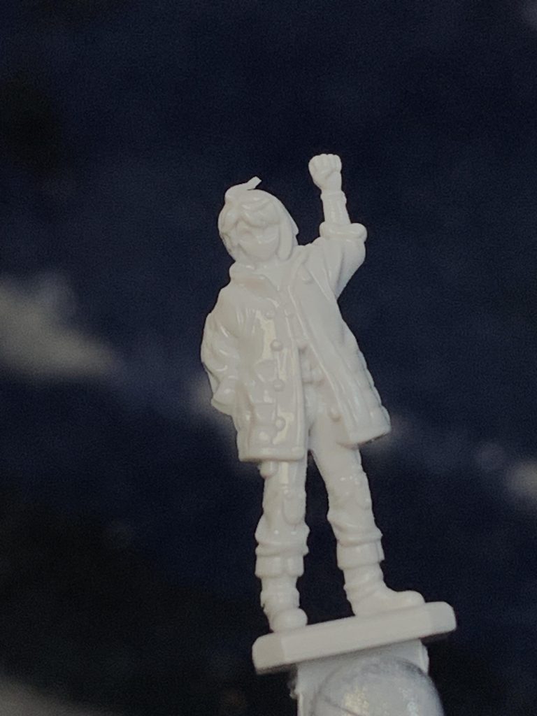 造形がめちゃくちゃ良くて、目と口のディテールがしっかりしているので過去1塗りやすかったですね〜。頭のアホ毛部分だけデザインナイフで切り込みを入れて浮き気味に工作してる以外は無改造です。