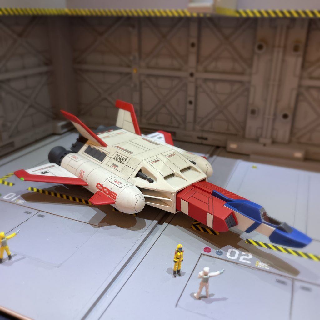 スジボリと水転写デカールによるディテールアップ平坦でイマイチな形状だった翼の前後をヤスリで削っています。エアブラシでの全塗装