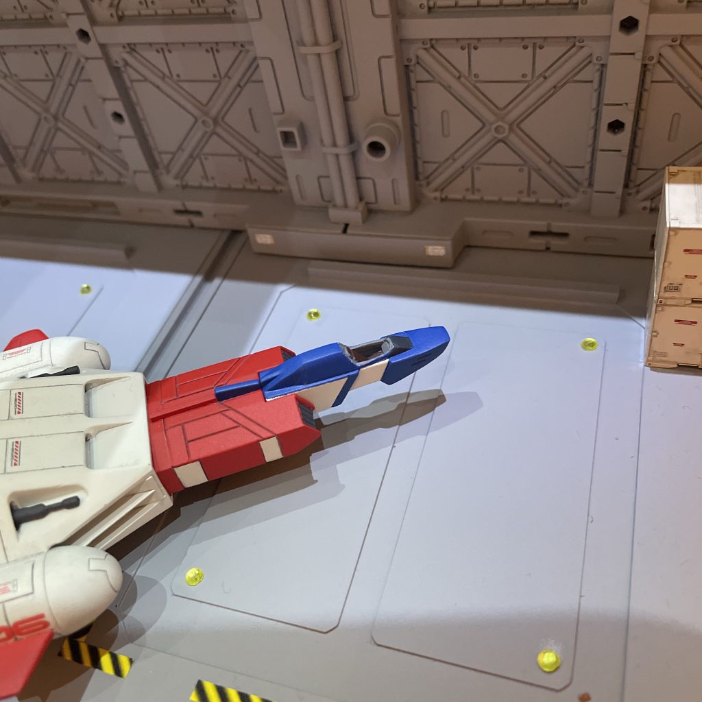キットのキャノピー部を削り取ってプラ板でコックピットを再現しました。コックピット部は筆塗り