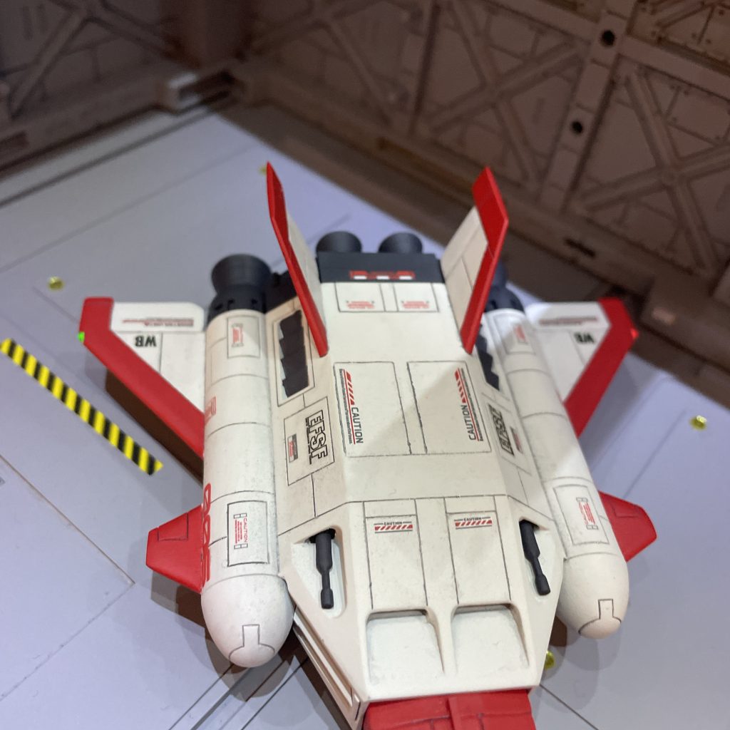 主翼の両端には蛍光グリーンと蛍光レッドで航空灯を再現してみました。お気に入りなポイントです😊