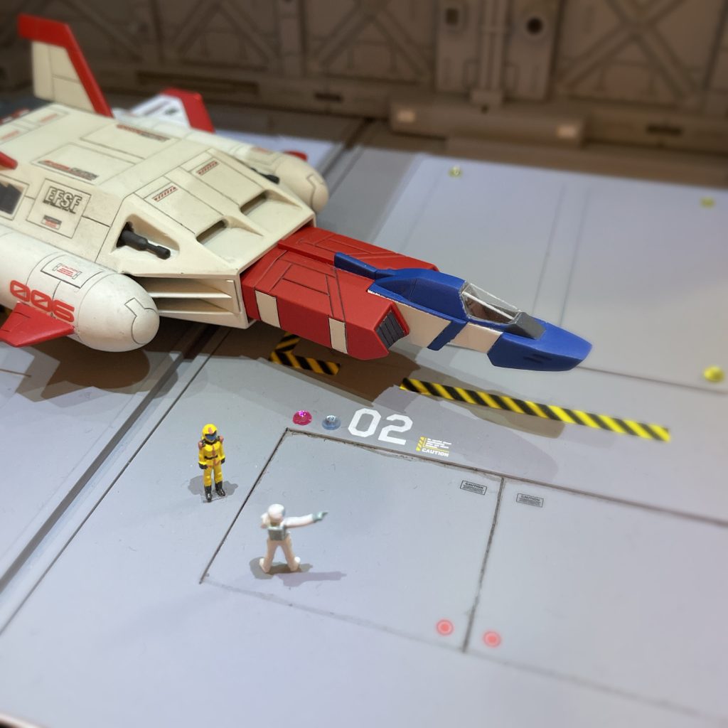 透明のキャノピーはホットウィールの透明なパッケージ部をキャノピー形状に切り出して作成しました。