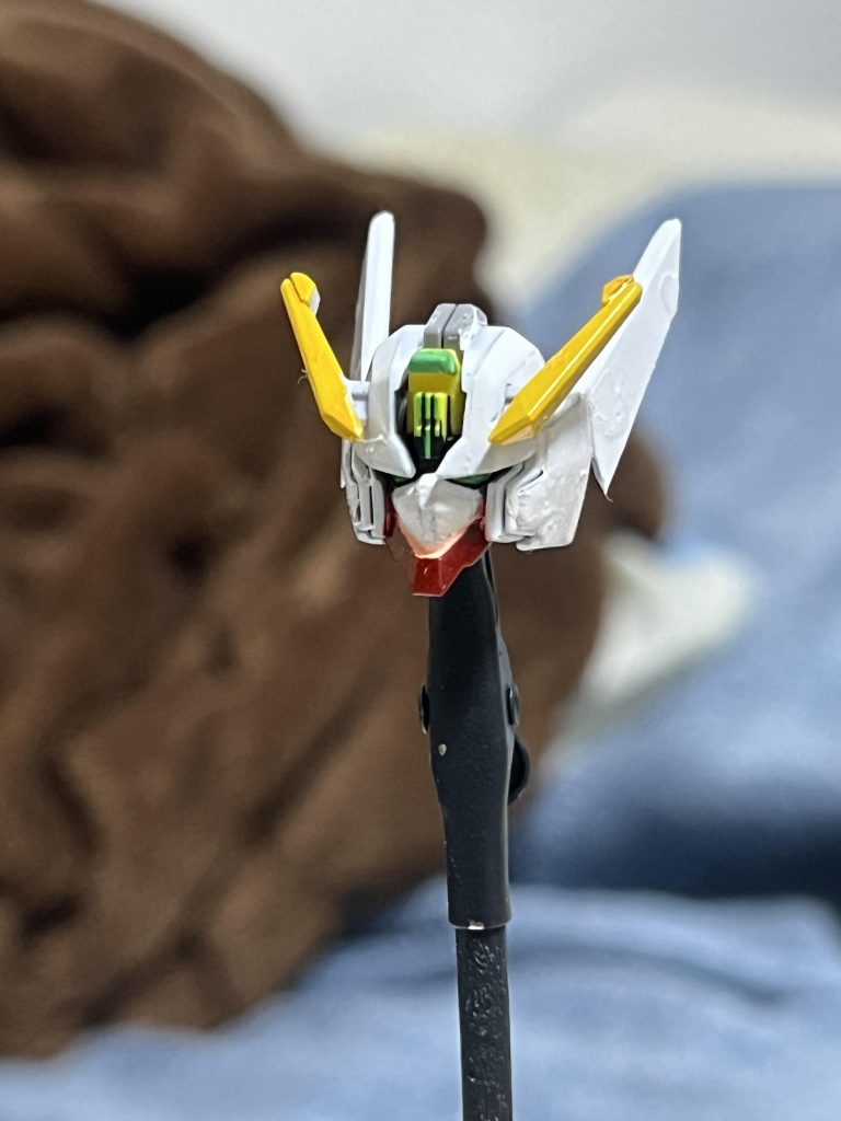 製作途中の頭部アップセンサーはアイグリーン、アンテナはガンダムイエロー、顎はガンダムレッドで、あとはニューホワイトで塗装。頭部両側のトサカはプラ板からスクラッチして貼り付けています。