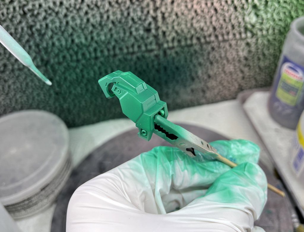 特に何もやってないです。ずーーーっとグラデーション塗装していました。一枚目がベース色です。