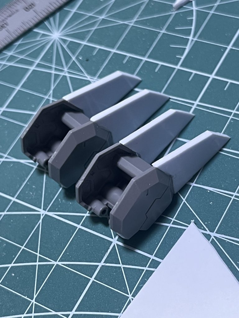 両肩の製作途中。プラ板からスクラッチしたはいいけど、瞬接で貼り合わせて削り出したのに微妙にサイズのずれがあって隙間があったりと悪戦苦闘……。結局、即席ランナーパテで埋めたりしました。
