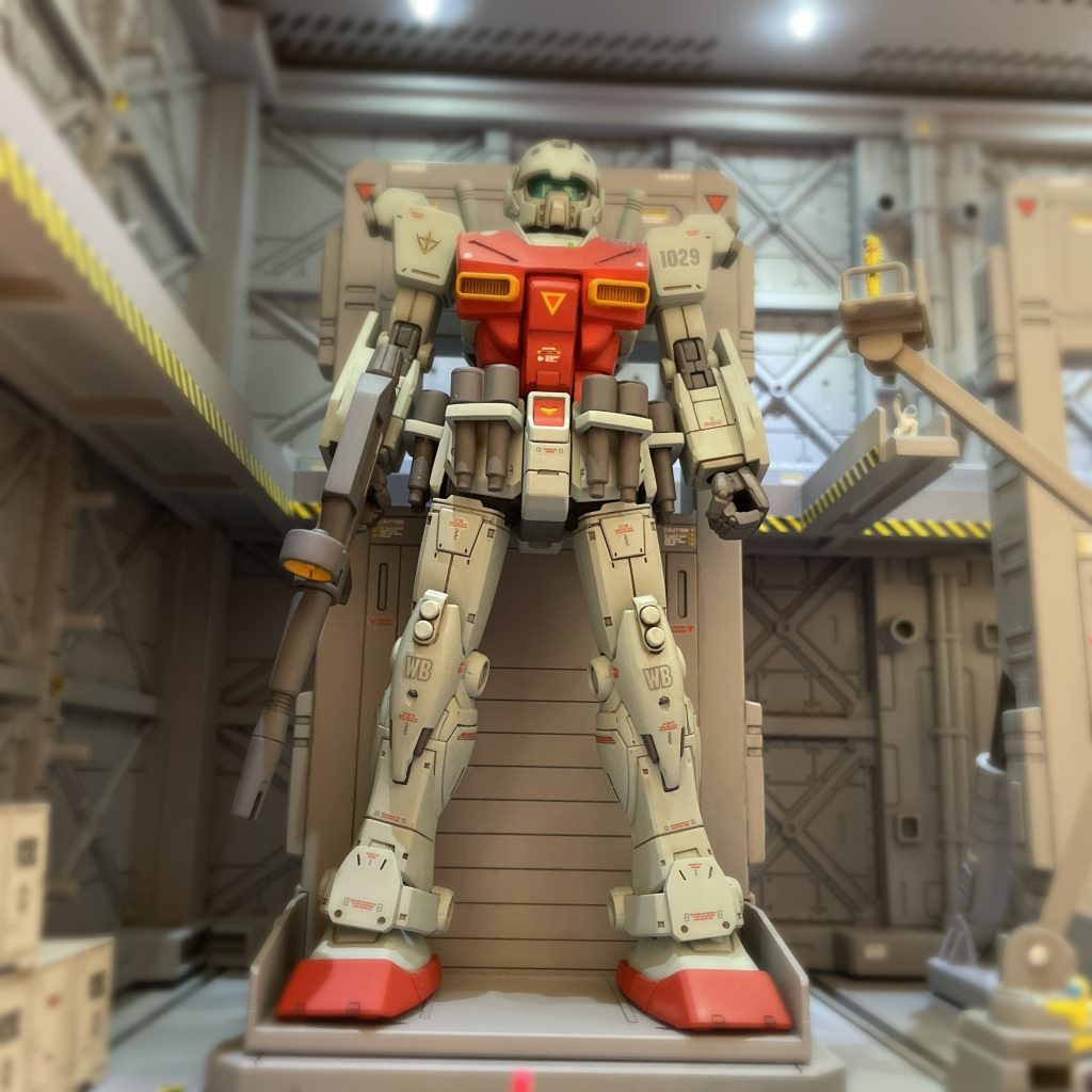 細かい設定が分からず配色も悩みましたが、メインカラー2色はMr.カラーの❤️RLM23レッドと🩶RLM76ライトブルーを使用。関節部・ビームライフルはガイアノーツのメカサフHEAVY、胸部ダクト・ビームライフルスコープはMr.カラーのキャラクターイエローを使用