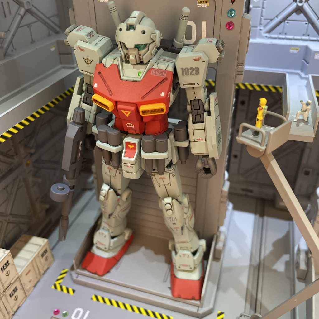 追加装甲や両腕のシールド肩部スラスター基部はプラ板を加工して取付。胸部ダクト・肩部スラスターはコトブキヤのパーツ「ダクトノズル」を使用しています。