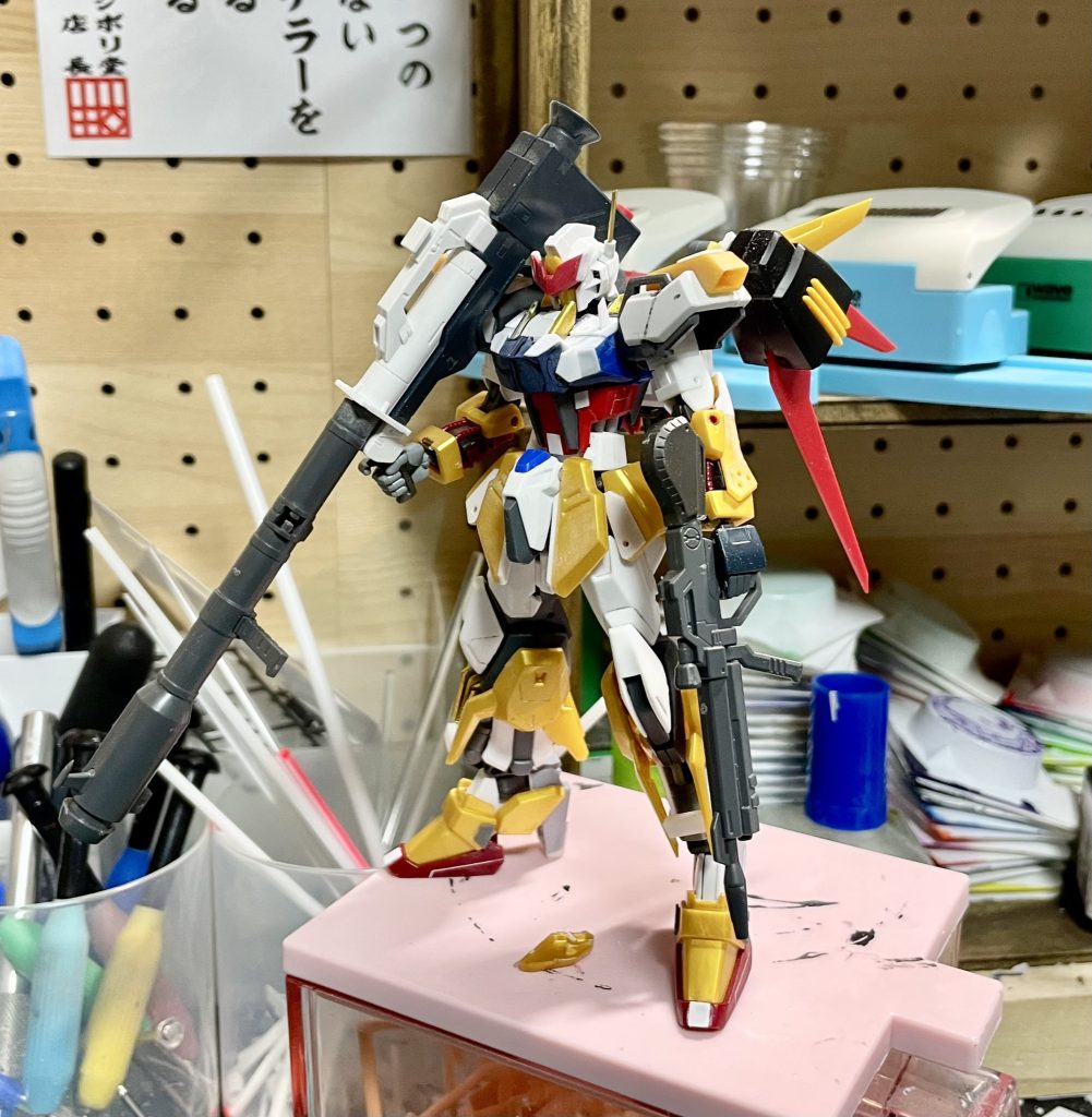 フロントスカートは百式のものをストライクの股間パーツに合うようプラ板で形状変更肘はそのままじゃ面白く無いので手の甲とプラ板で上にニュルンと伸ばしてますなるだけ百式とストライクのパーツでやりくりしてます