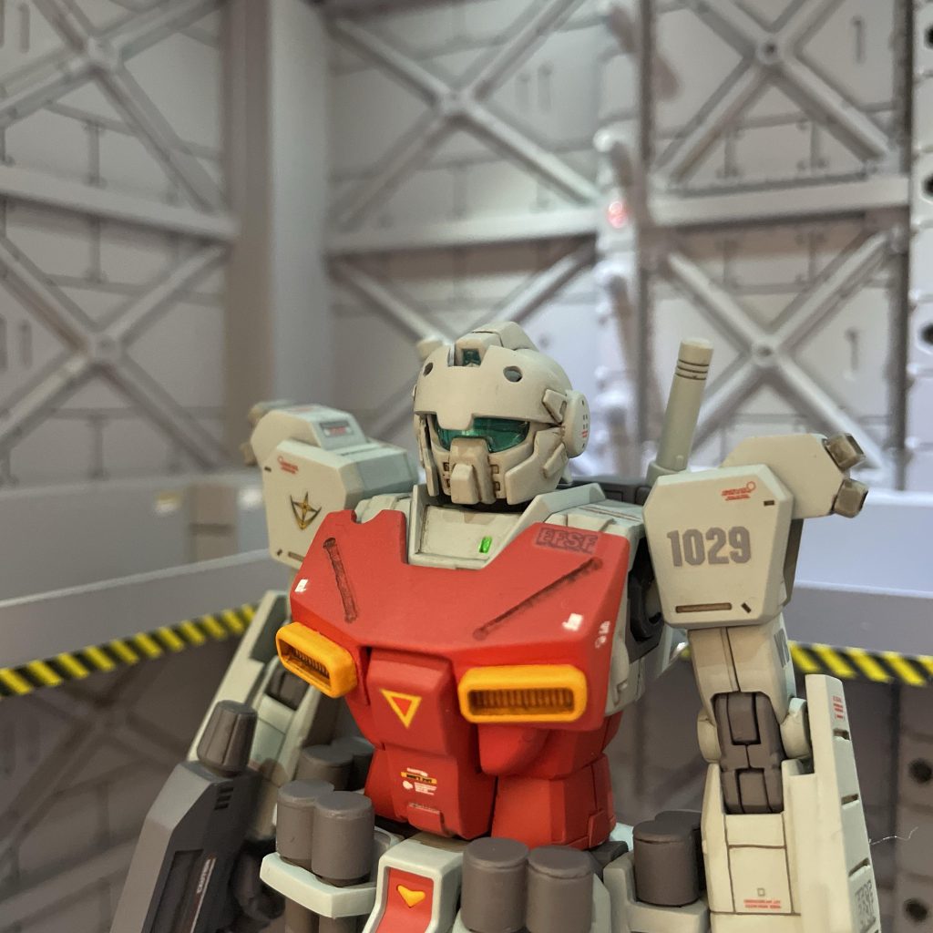 バストアップ近接戦闘タイプの特徴的なフェイスガードはジムガードカスタムのフェイスガードを加工して取付。腕もジムガードカスタムを加工して使用しています。