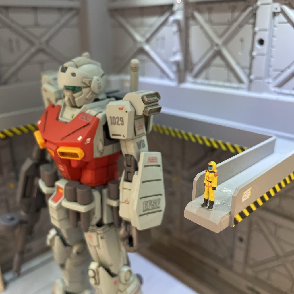 出撃準備中のセイラさんとジム近接戦闘タイプ①