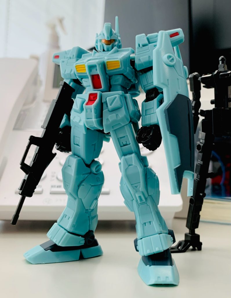 もとが明るいグリーンだったので、ザクのようなリアルよりの緑をイメージして塗装しました。途中、ジムスナイパーっぽさも入れようと茶色を少々w