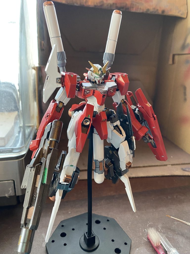 茶色いプラの塗装って何気に初めてだったんで、色々調べてピンクサフを自作ました。センチネル系のオレンジに近い朱色。が、塗装終えて組んでみると当初考えていたカラーリングがバチっと決まらない。肩のバーニアと太もものバーニアとトサカがパーツ単位て見ると格好いいのに組んでみるとまとまりが無く見える現象。カラーリングの妙ってあるんですよね〜😅やっぱりプロのメカデザイナーさんが考えて出来上がった配色にはそれなりの意味がある。肩バーニアの白は赤に、トサカの赤は白に、太ももバーニアの朝はライトグレーに塗り直しました。うん、スッキリ☺️