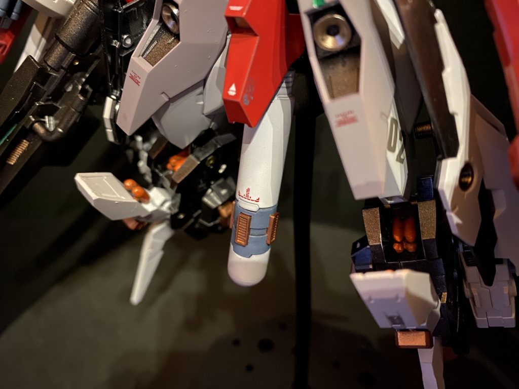 膝アーマーパーツに可動ギミックがあったので、隠しミサイルを仕込みました。弾頭はランナーから切り出し自作してみましたが、スクラッチ難しい〜🤣