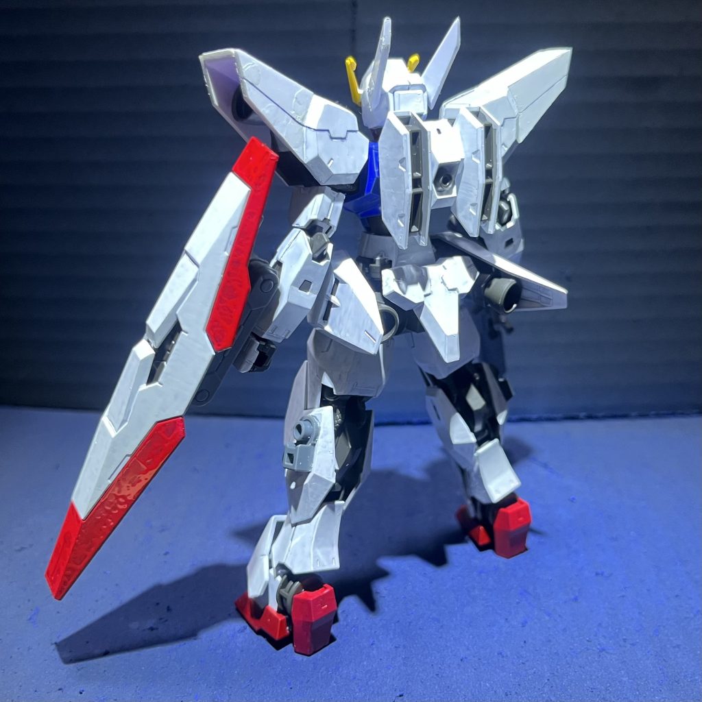 バックショット。バックパックも特に手は加えずカラー変更に留めています。全体的なカラーリングは、上記設定にある「正義のMS」をイメージして主人公機らしいトリコロールで揃えました。