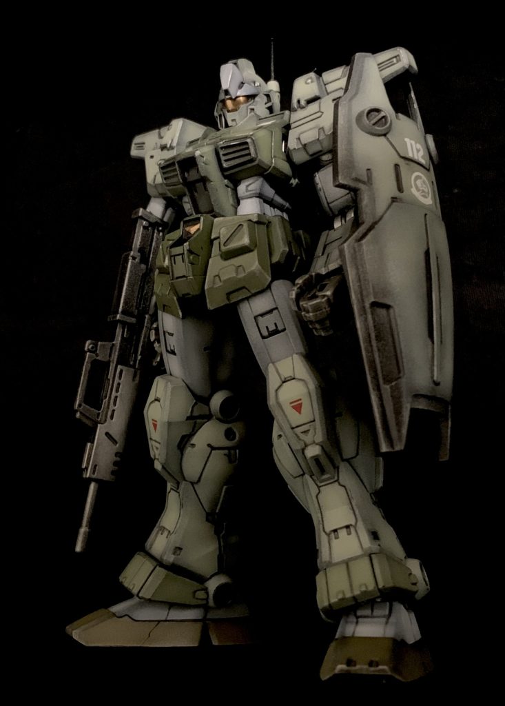 HGよりも小さいので、全体的にグラデーション塗装することで大きく見えるよう意識しました。あとはエッジのダメージ表現として薄く塗装を剥がして下地の黒サフを出したり、ウェザリングマスターのシルバーや爪楊枝による銀色塗装をしました(ハゲチョロ)