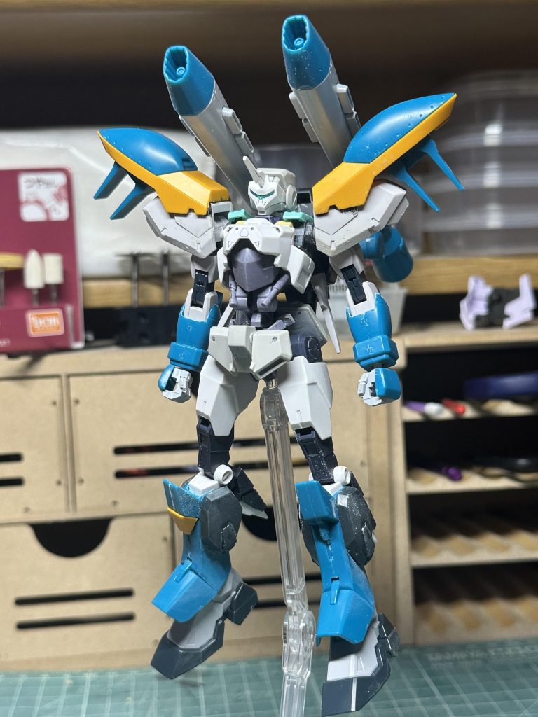 とりあえず仮組みした姿膝が短いためフレーム剥き出しで貧弱に見えますね…