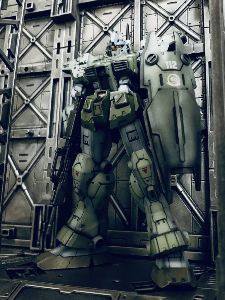 コスパ最強の100均ベースを薄暗い部屋で撮影して基地っぽさをイメージしてみました。