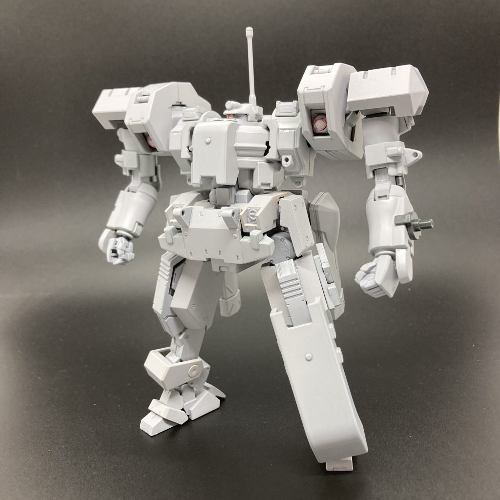 サフ吹き。脚シールド.ロッドアンテナ.フロントスカートのパーツを移植してティエレン要素を補強しています。