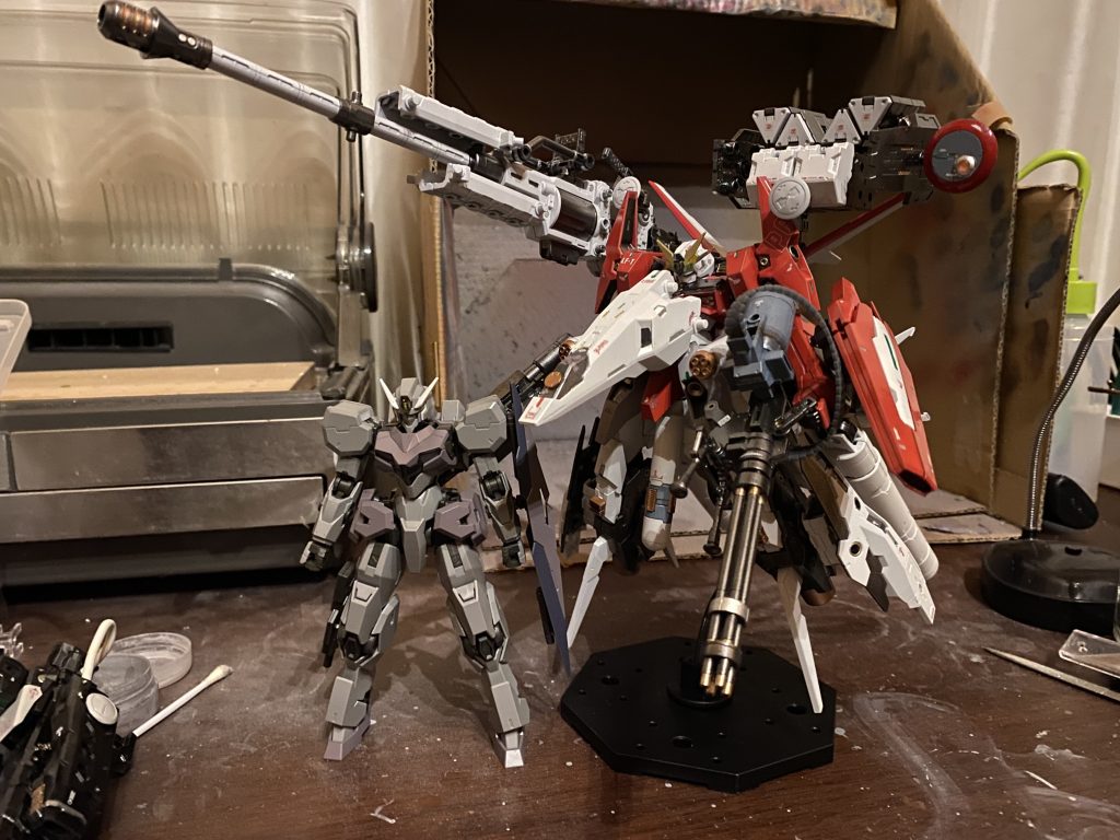 水星世界の標準的なMSのガンヴォルヴァくんを横に。1/144スケールなんで、そんなに馬鹿デカくは見えないですが、もちろん撮影ブースなどには収まらず、砲の長さもあり取り回し悪いですw